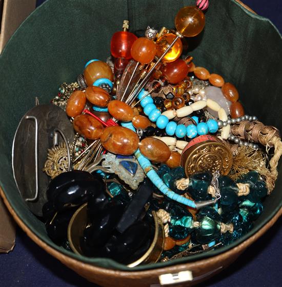 A quantity of assorted costume jewellery.